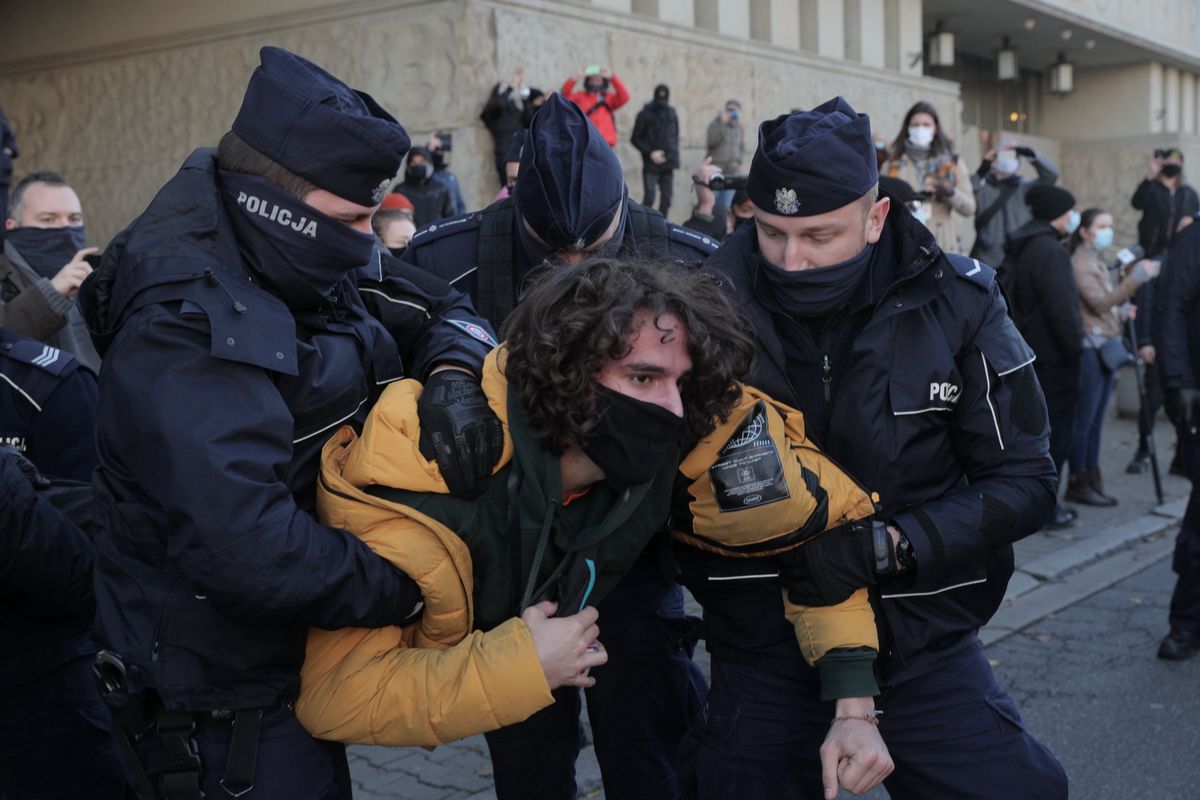 W czwartek policja znów starła się z demonstrantami. Na zdjęciu zatrzymanie 17-latka