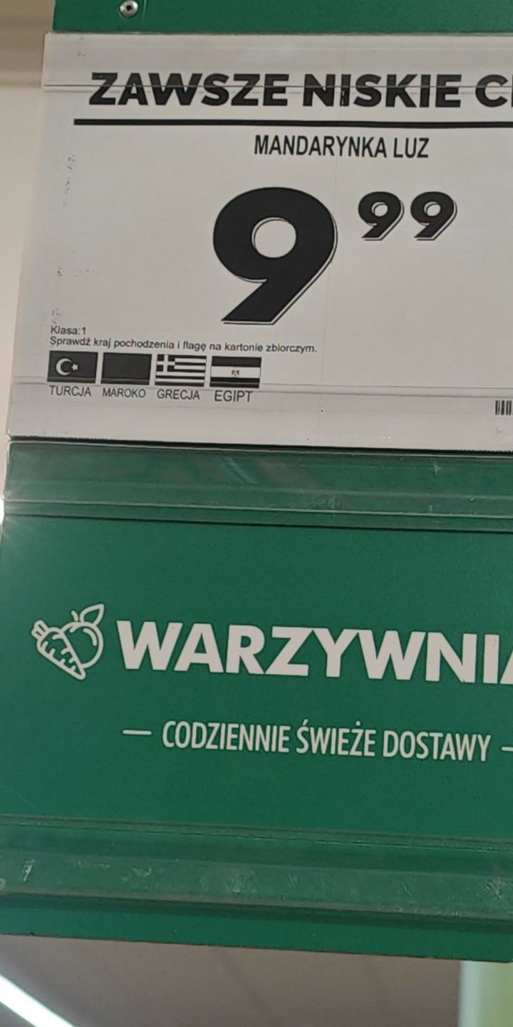 Flagi przy mandarynkach w Biedronce