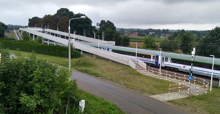 Kładka nad torami za 6,5 mln zł oddana do użytku. Była gotowa już wiosną