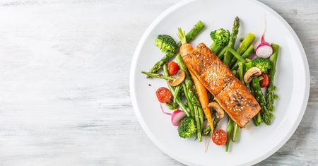 5 dań, które poprawią pracę mózgu i koncentrację. Menu przyda się na ciężkie chwile w pracy
