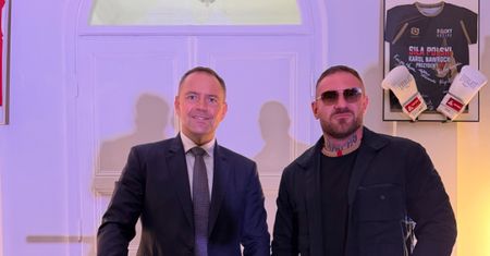 Kontrowersyjny raper pozuje z Karolem Nawrockim. "Siła"
