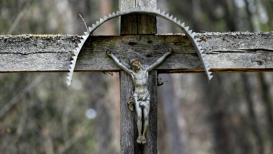 Zniszczone przydrożne krzyże i figury Jezusa oraz Maryi. Zdjęcie ilustracyjne