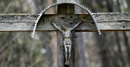 Seria profanacji w regionie. Wydłubali oczy, obcięli ręce
