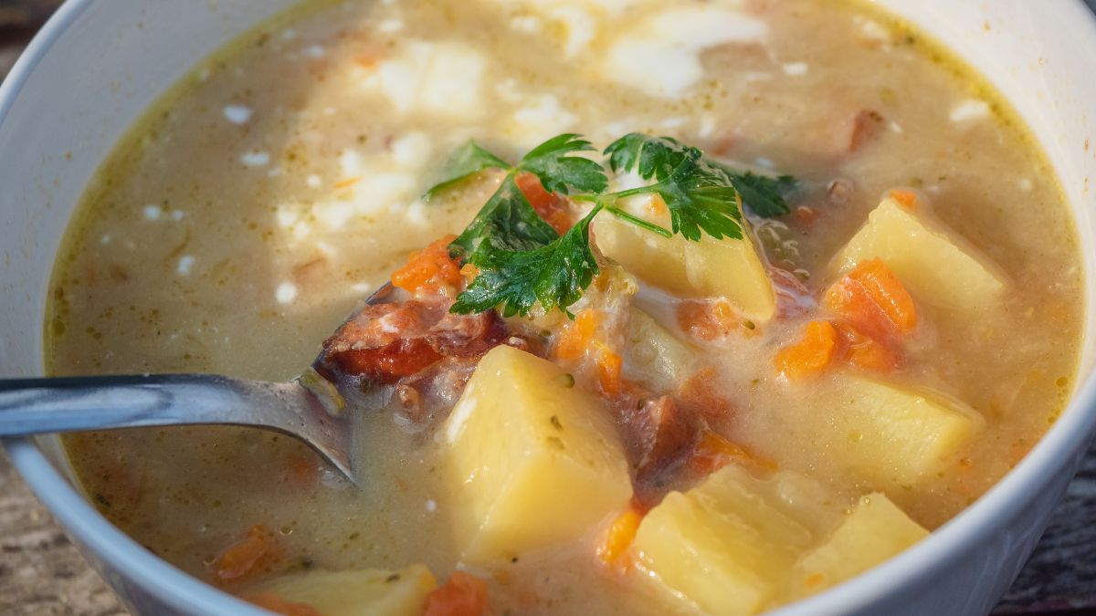 Czeska zupa ziemniaczana rozgrzewa w chłodne jesienne dni