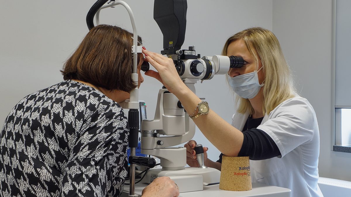 Jak ułożenie podczas snu wpływa na oczy? 