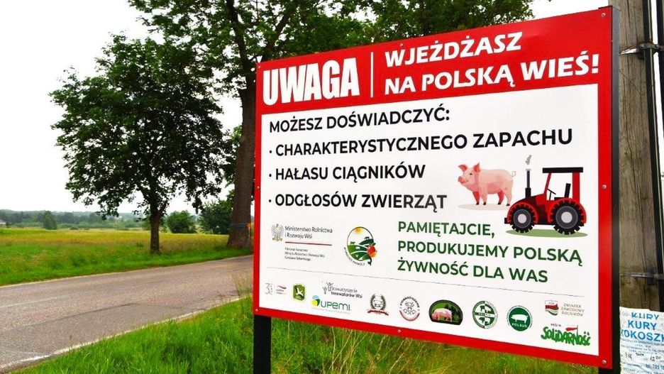 - Uwaga, wjeżdżasz na polską wieś! - takie hasło pojawia się w wielu regionach, m.in. na Pomorzu.