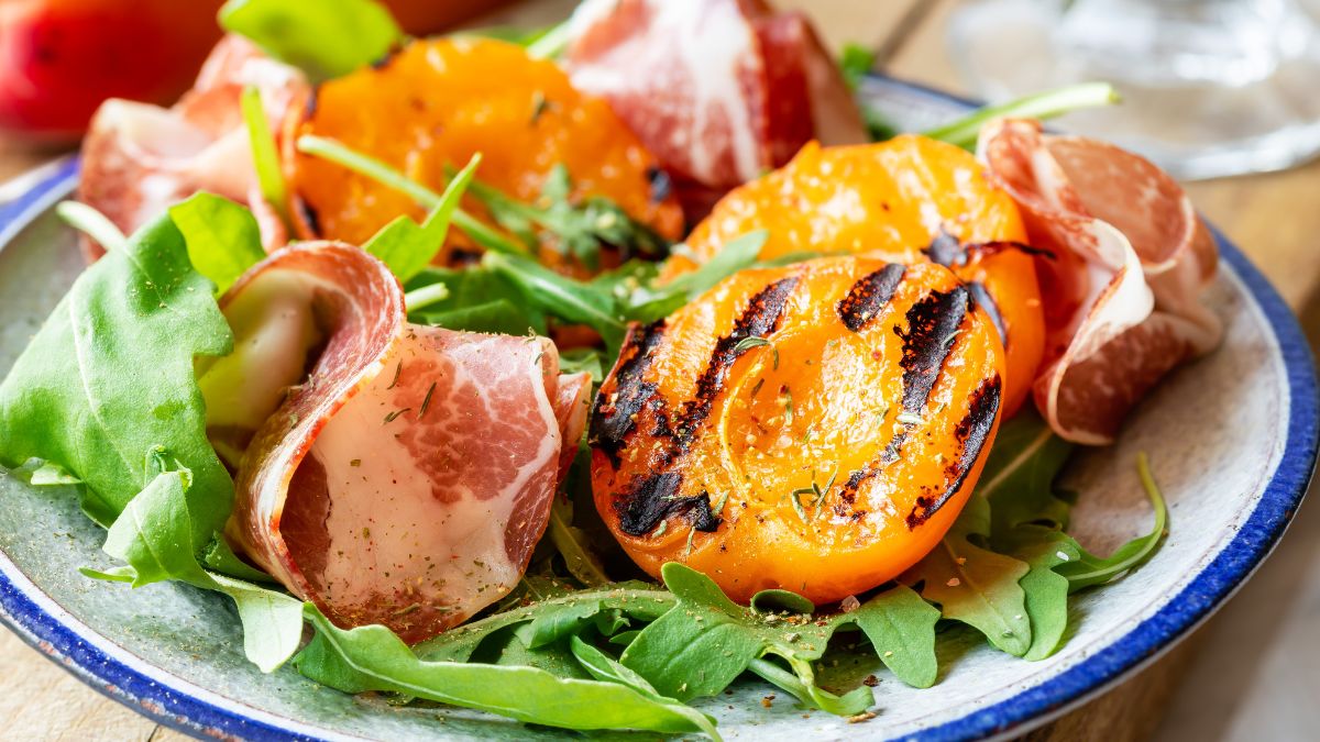 Sałatka z grillowanymi morelami jest idealna na letnie biesiady