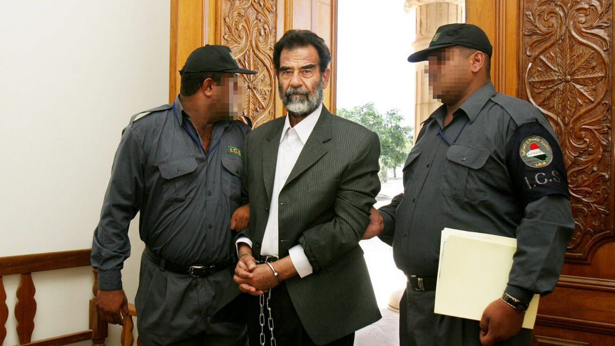 Były dyktator Iraku Saddam Husajn przed irackim sądem