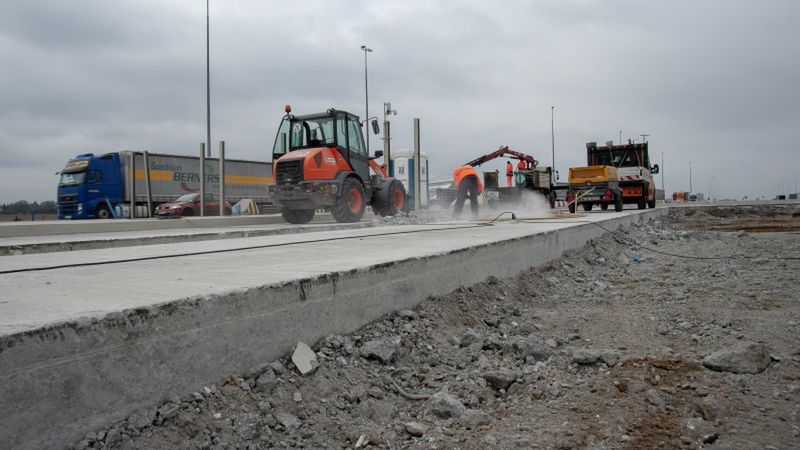 Budowa dodatkowych pasów została rozłożona na 3 lata. Łączny koszt rozbudowy może wynieść ok. 600 mln zł.