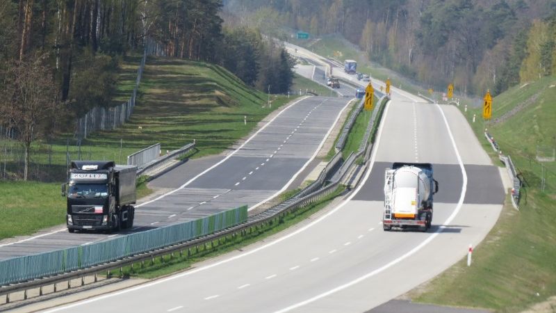 Starą DK18, a obecnie jej nitkę południową, wybudowali jeszcze Niemcy w latach 30. XX wieku. 