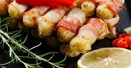 Takich szaszłyków jeszcze nie jadłaś. Chrupiący boczek, kremowe halloumi i soczysta cukinia