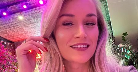 Kamila z "Rolnika" z odsłoniętym brzuchem na kinderbalu. Jak Barbie