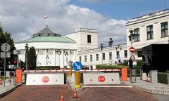 Remont Nowego Domu Poselskiego. "Pudrowanie trupa"