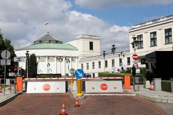 Remont Nowego Domu Poselskiego. "Pudrowanie trupa"