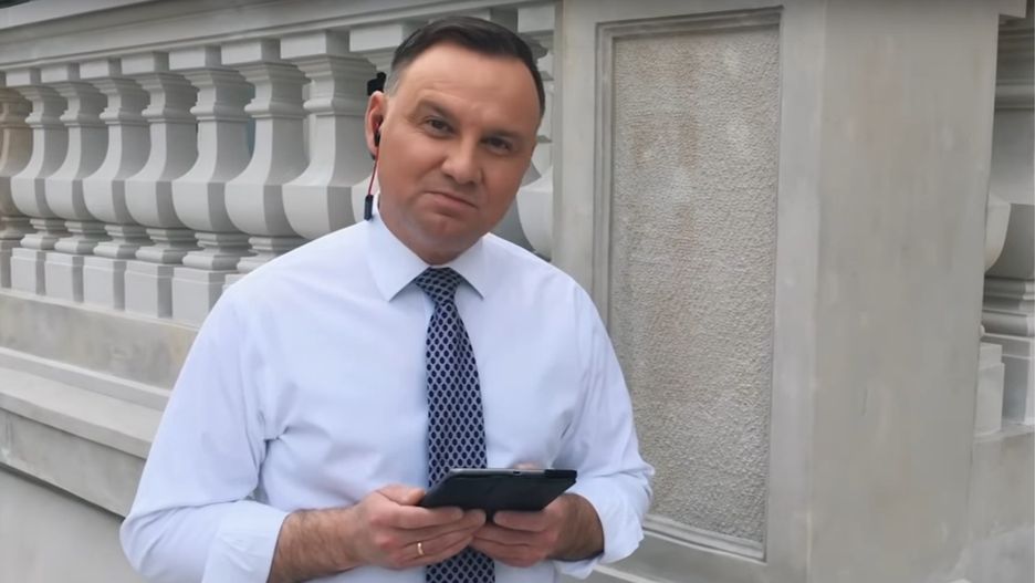 Prezydent Andrzej Duda i #Hot16Challenge. Reakcja Roberta Biedronia. Polityk pokazał grafikę