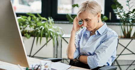 Menopauza odbija się także na pracy. Badanie 341 kobiet