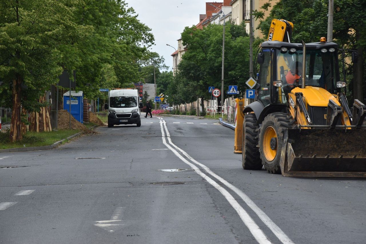 Co się dzieje na zamkniętym odcinku ulicy Sikorskiego w Głogowie? Wyłączona z ruchu od trzech tygodni