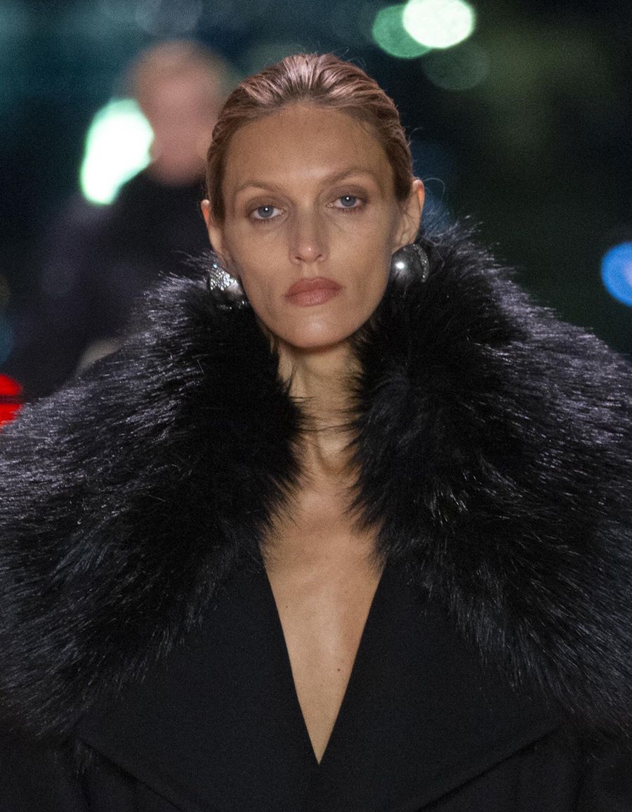 Anja Rubik na pokazie Saint Laurent 