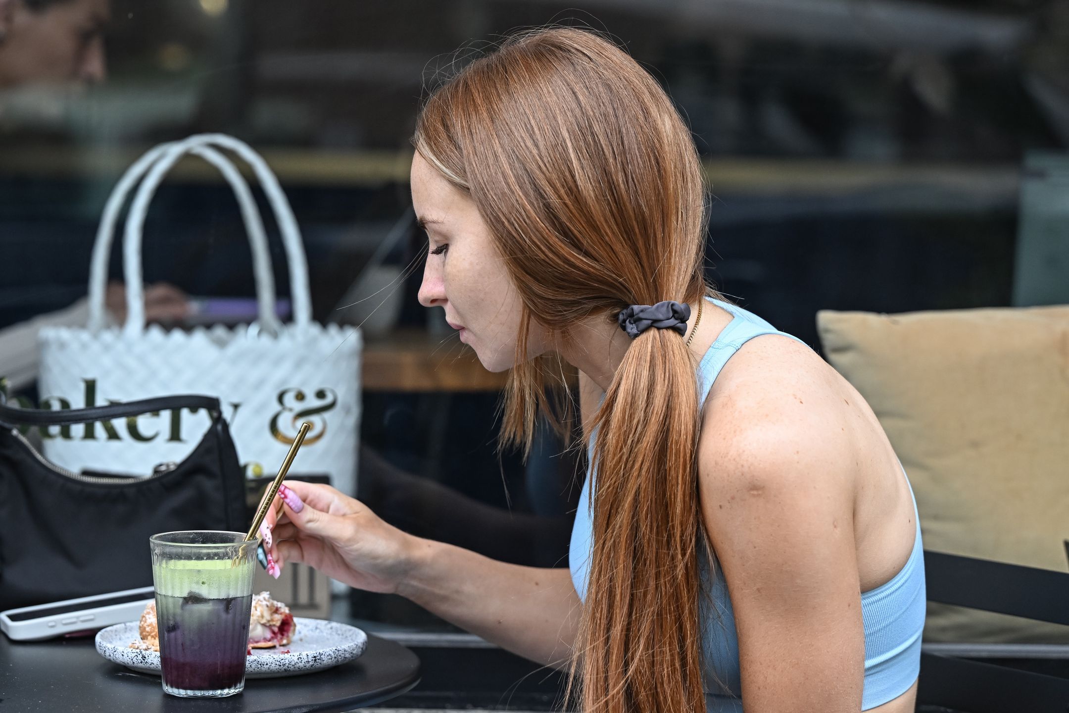 Angelika Mucha raczy się deserem na mieście