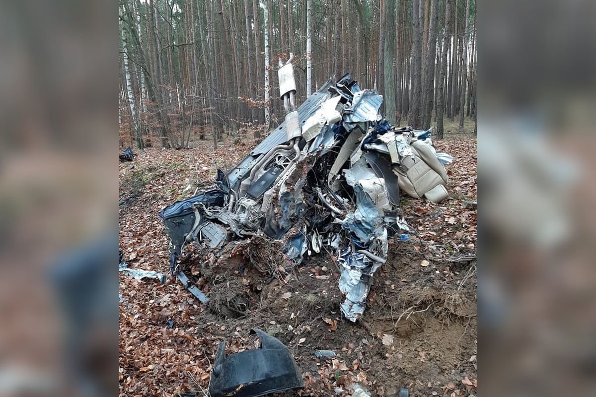 Tyle zostało z jaguara po uderzeniu w drzewo. Dwie osoby nie żyją