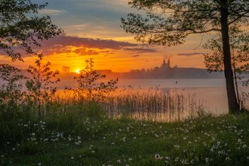 Trudne warunki na jeziorze Wigry. Cztery osoby wypadły z kajaków