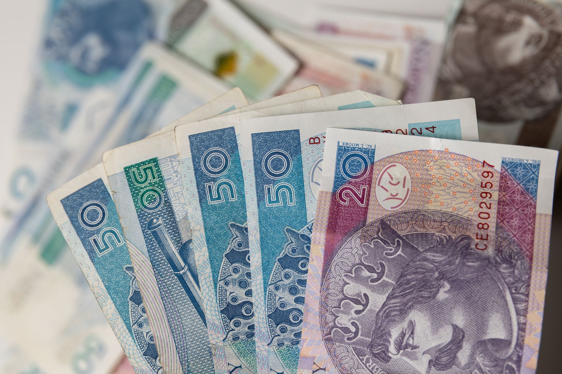 Uszkodzony banknot. Gdzie można wymienić i kiedy nie ma na co liczyć?