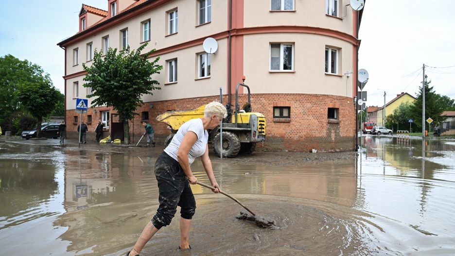 podtopienia po ulewnych deszczach
Tolkmicko, 29.07.2025. Podtopienia ulic po intensywnych opadach deszczu w Tolkmicku, 29 bm. (jm) PAP/Adam War�awa
Adam War�awa
deszcz, deszcze, intensywne opady deszczu, opady, pomorze, skutki, stra� po�arna, ulewa, ulewne, ulewne deszcze, zagro�enie powodziowe, zalania, zalanie