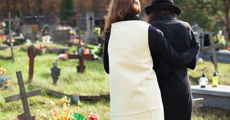 Ogromne futro czy dopasowany płaszcz? Właśnie tak trzeba się ubrać 1 listopada