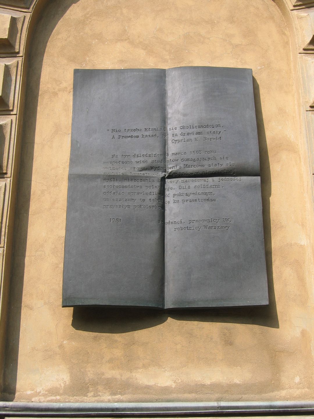 Tablica pamiątkowa na Uniwersytecie Warszawskim, upamiętniająca studentów domagających się w 1968 wolności słowa