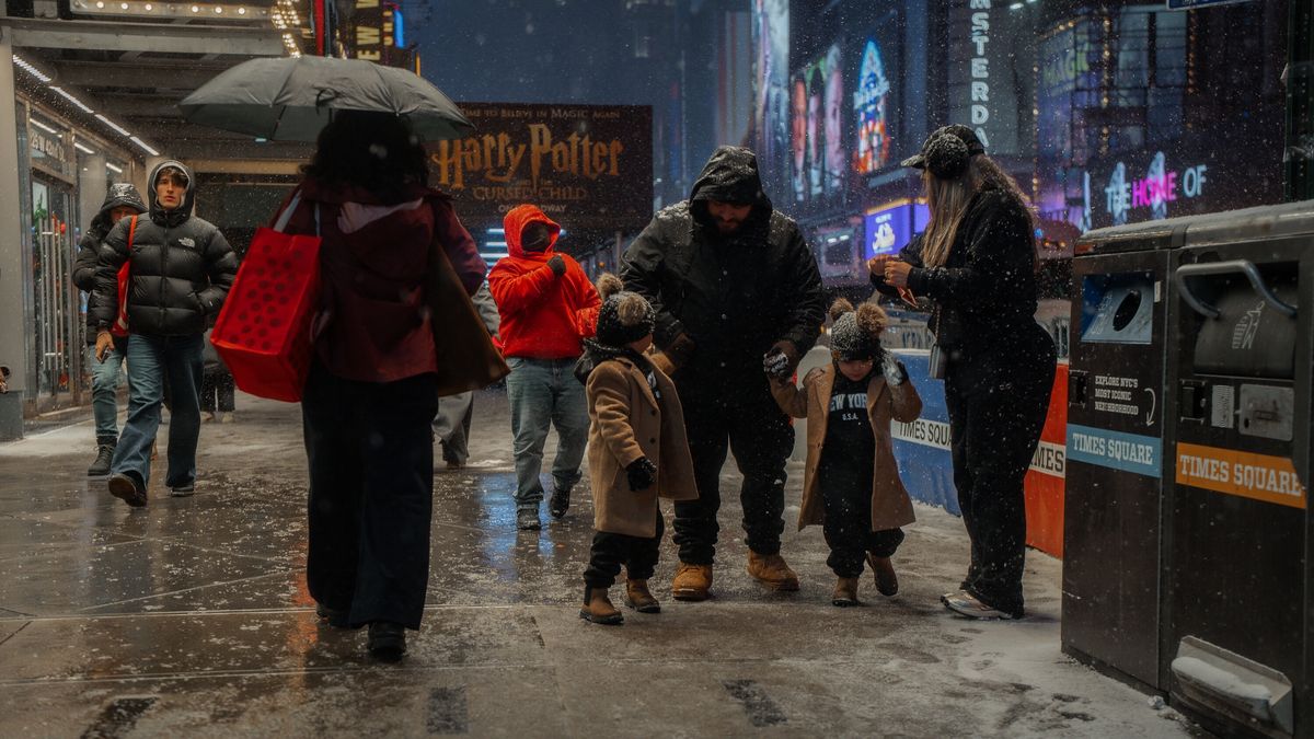 A family walks in Times Square during a winter storm in New York, New York, USA, 26 December 2025. A weather emergency was declared as up to 11 inches of snow was forecast, and hundreds of flights were grounded at New York-area airports. EPA/OLGA FEDOROVA Dostawca: PAP/EPA.