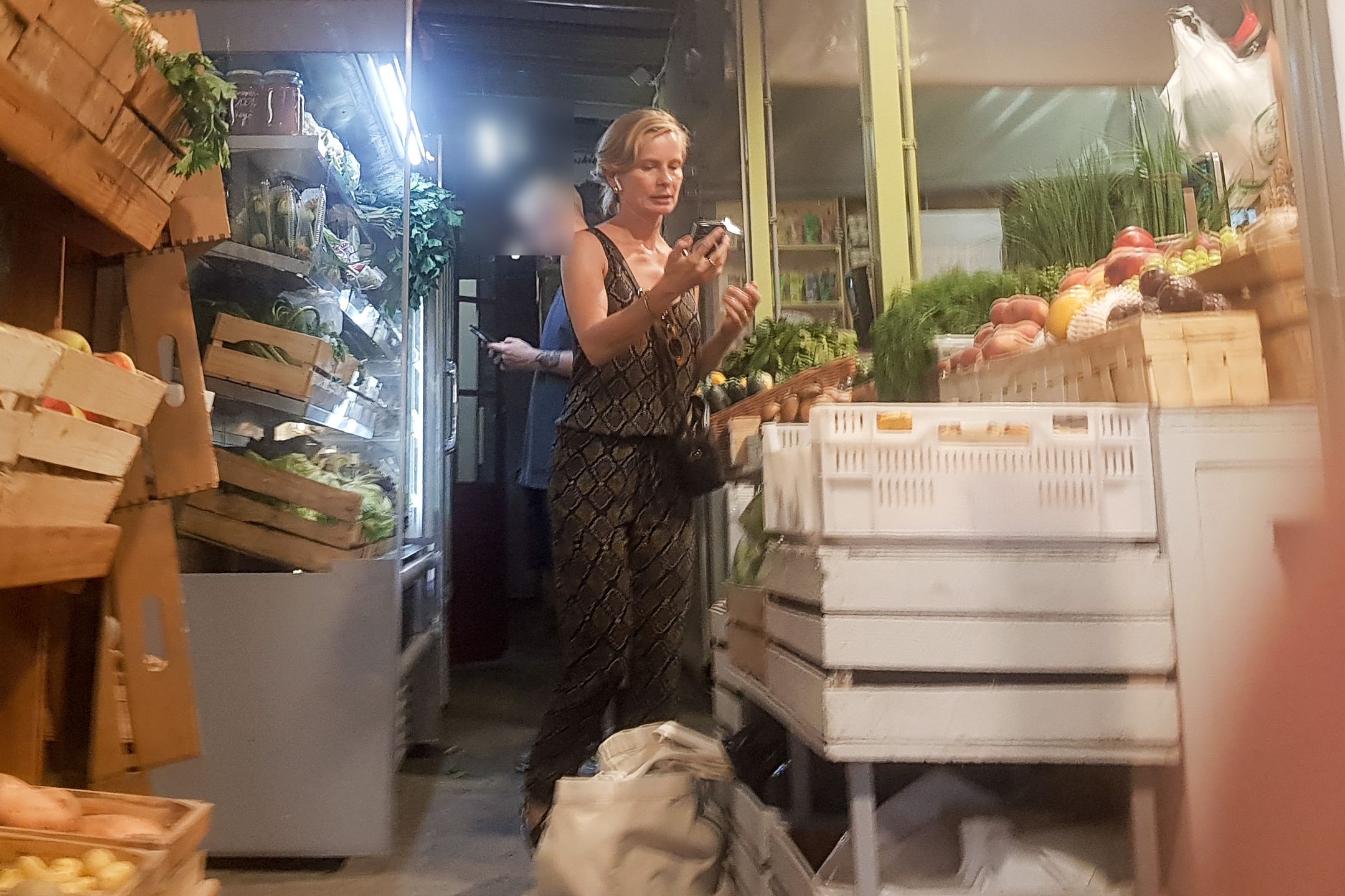 Magdalena Cielecka buszuje na bazarku
Fot. Pudelek Exclusive