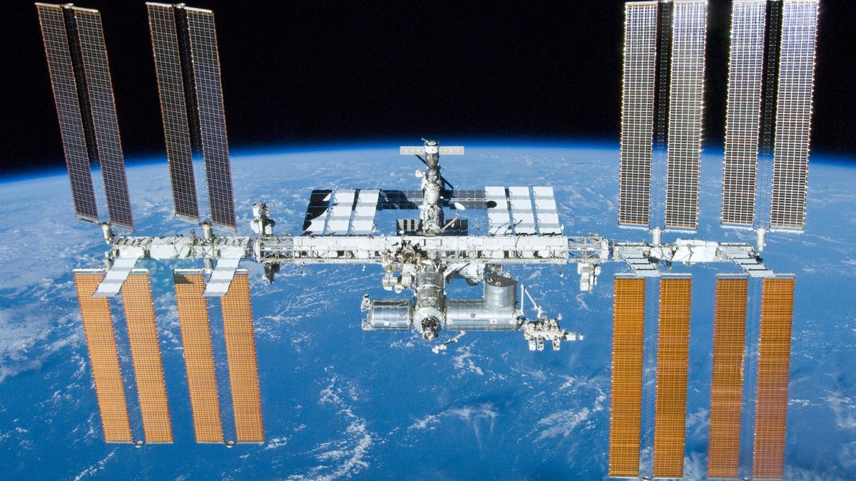 MIędzynarodowa Stacja Kosmiczna (International Space Station, ISS) krąży wokół Ziemi z zawrotną prędkością.