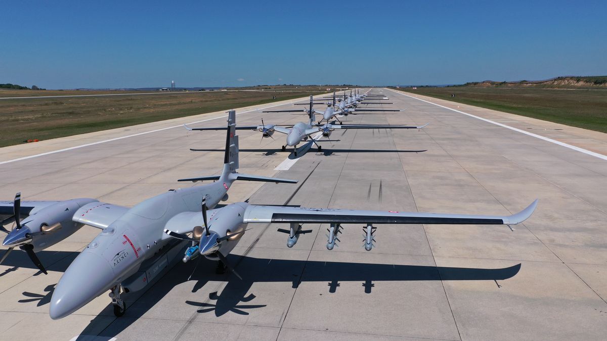 Na zdjęciu Bayraktary na lotnisku w Stambule