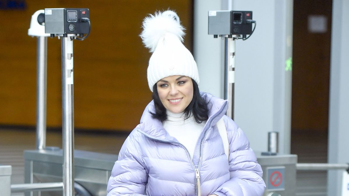 scena z: Katarzyna Cichopek, SK:, , fot. AKPAczapka z pomponem, damskie, kobieta, paparazzi, TVP, sylwetka, kurtka puchowa, kurtka fioletowa, Katarzyna Cichopek