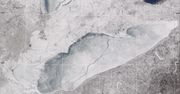 Gigantyczna szczelina. Rozłam na lodowym jeziorze widać z kosmosu