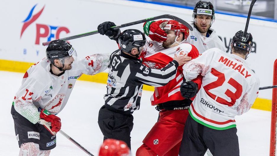 Paweł Zygmunt w walce z węgierskimi zawodnikami (Foto: Polski Hokej)