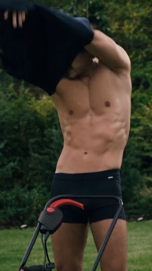 Maciej Musiał w reklamie bielizny