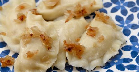 Pierogi ruskie inaczej. Babcia złapałaby się za głowę, gdyby zobaczyła ten przepis