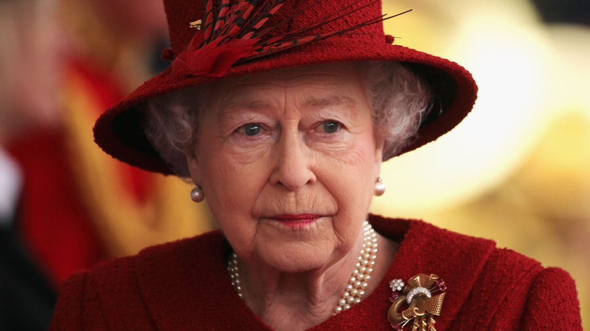 Królowa Elżbieta nie zmarła, jak określono w akcie zgonu, "ze starości"? Szokujące informacje