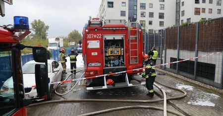 Nocny pożar w Gdyni. Na terenie serwisu płonęło kilkanaście pojazdów
