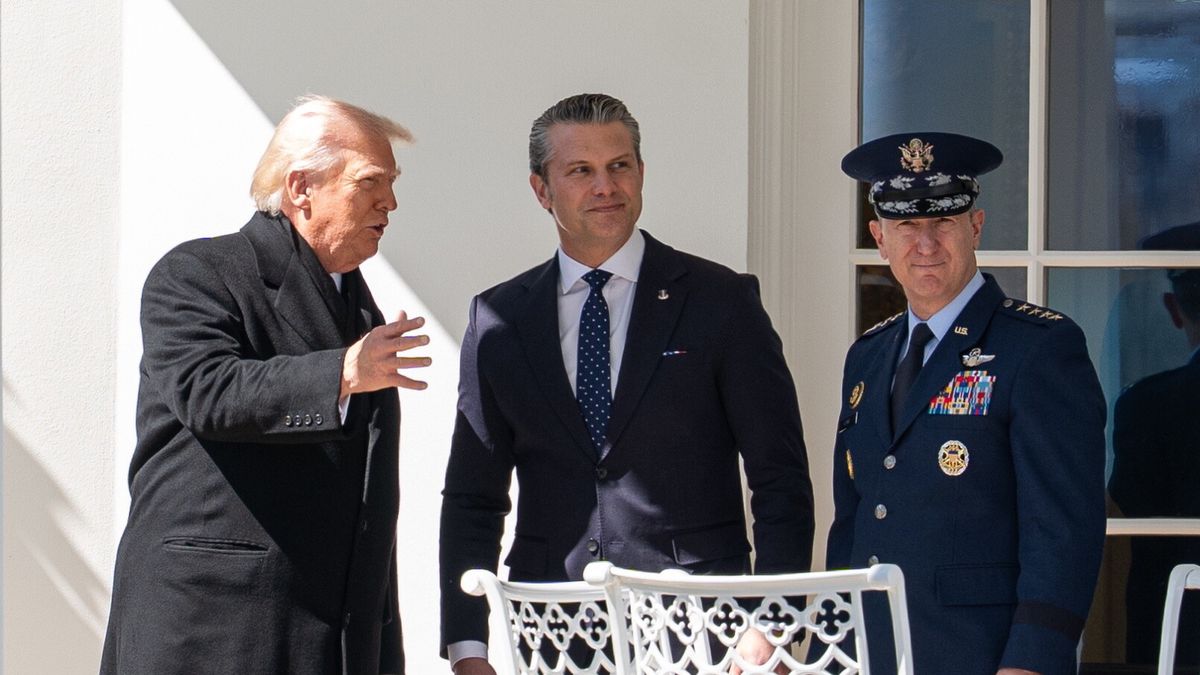 Prezydent USA Donald Trump (L), i sekretarz wojny Pete Hegseth (