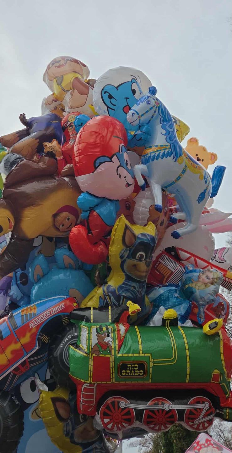 Balony z helem na cmentarzu w Częstochowie