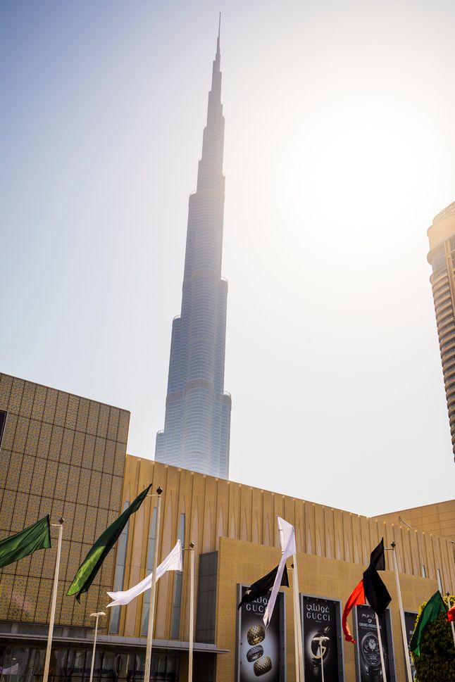 Burj Khalifa okazała się zbyt wysoka dla ogniskowej 35 mm? Wystarczy odejść nieco dalej i umieścić inny element w kadrze. Sony A7R + Carl Zeiss 24/1.8 (przeznaczony do cropa).