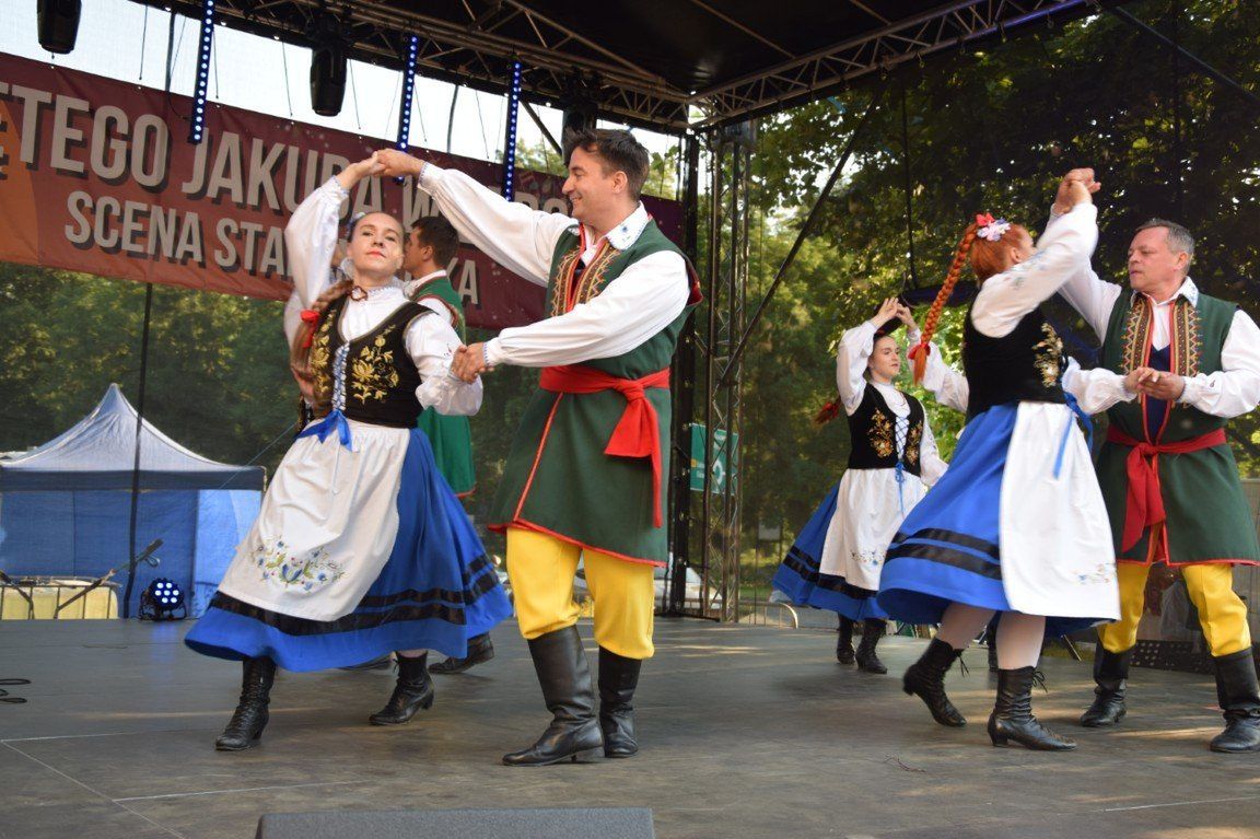 Lębork: Folk rozhuśtał Jarmark Jakubowy. Zespoły ludowe na "małej scenie"