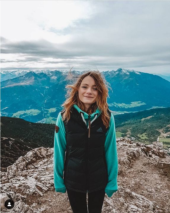 Córka Adama Małysz pozuje z mężem na weselu. Zachwyciła stylizacją
