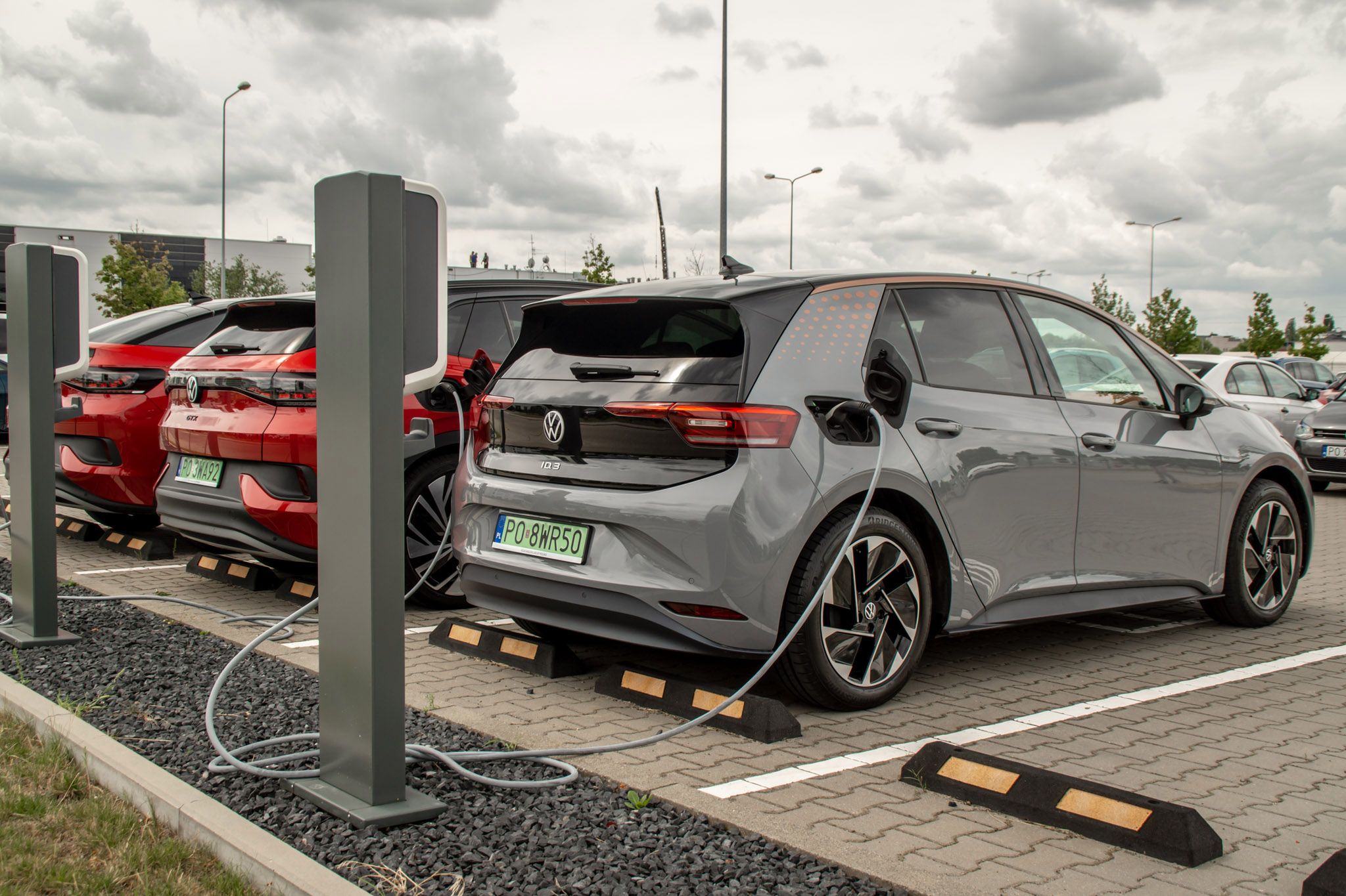 Tym razem nie chodziło o sprawdzanie zasięgu, a zwykle zwiedzanie. Co nie oznacza, że volkswageny nie pochwaliły się wydajnym napędem