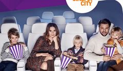 Olivier Janiak i Karolina Malinowska z dziećmi reklamują zniżki do Cinema City dla klientów Play (wideo)