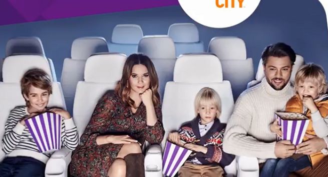 Olivier Janiak i Karolina Malinowska z dziećmi reklamują zniżki do Cinema City dla klientów Play (wideo)