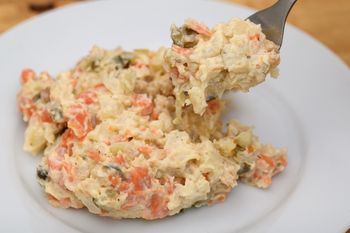 Nie dodawaj od razu tych dwóch składników. Sałatka jarzynowa szybciej się popsuje