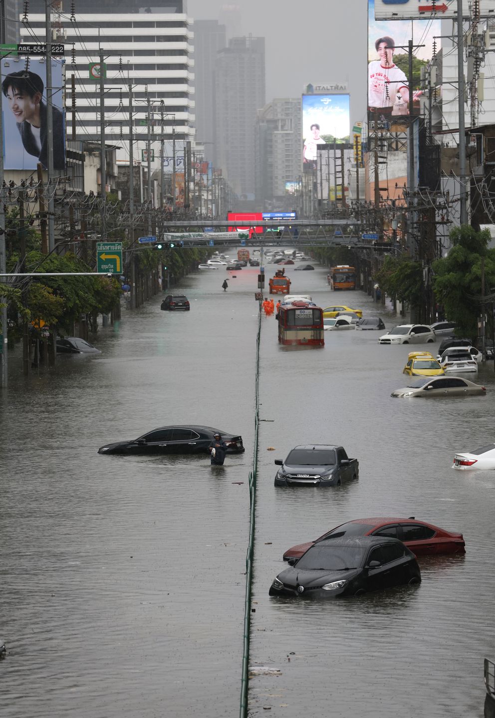 Submerged vehicles remain abandoned along Phetchaburi Road during a downpour in Bangkok, Thailand, 26 September 2026. All 50 districts in Bangkok have been declared flood disaster zones following persistent heavy rain caused by a strong low-pressure system combined with seasonal monsoon patterns. EPA/RUNGROJ YONGRIT Dostawca: PAP/EPA.